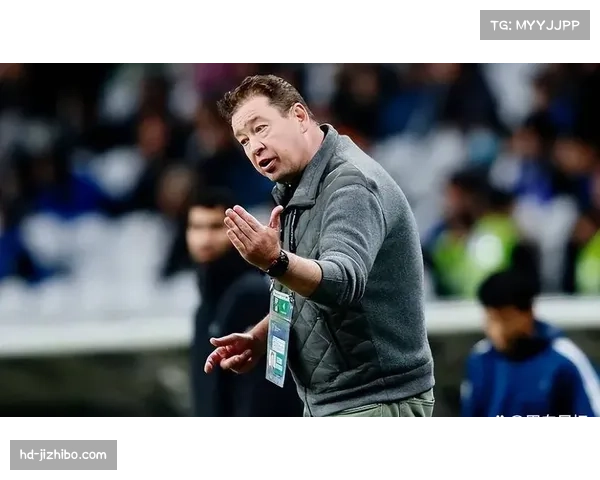 申花主帅斯卢茨基场边指挥，神情紧张